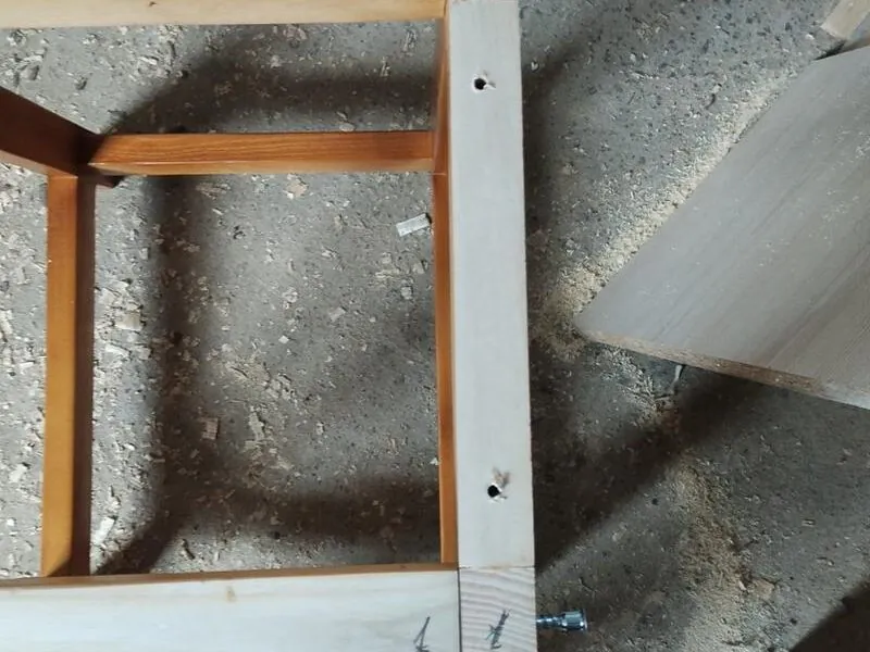 Табурет-стремянка с поручнем