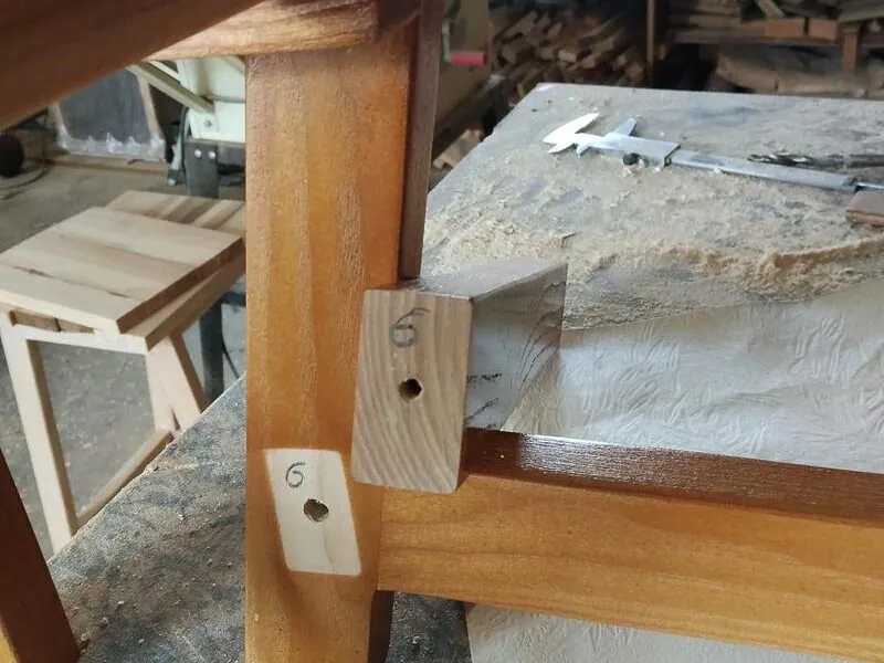 Табурет-стремянка с поручнем