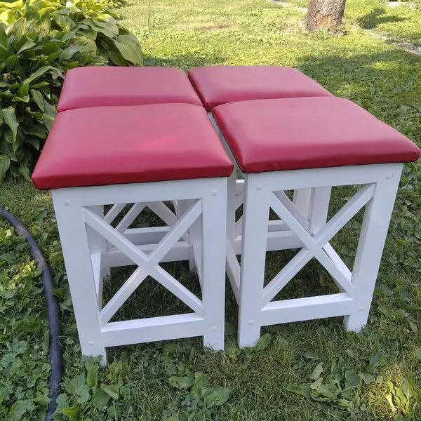 Набір кухонних табуретів.