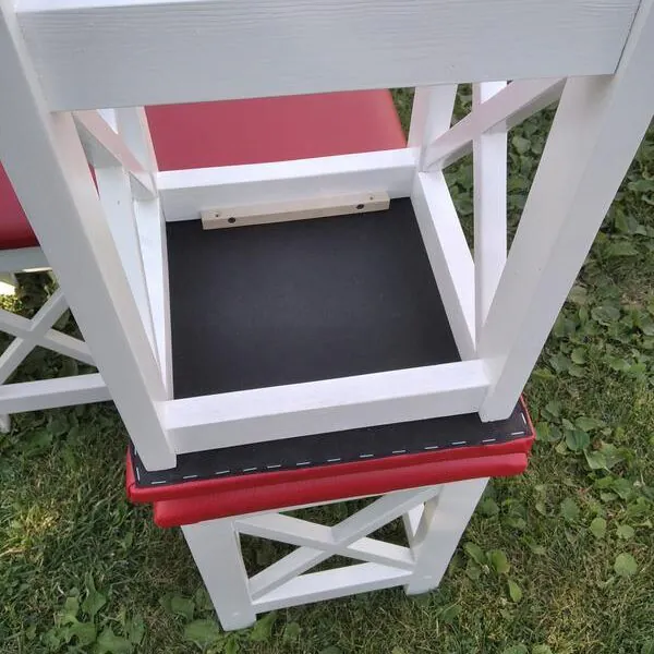 Набір кухонних табуретів.